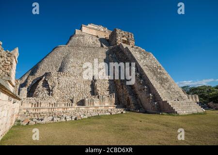 Die Westfassade der Pyramide des Magiers, auch bekannt als die Pyramide des Zwergs, blickt in das Viereck der Vögel. Es ist der höchste Struer Stockfoto