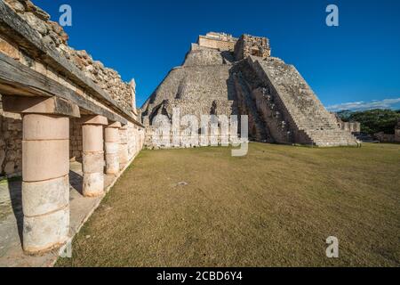 Die Westfassade der Pyramide des Magiers, auch bekannt als die Pyramide des Zwergs, blickt in das Viereck der Vögel. Es ist der höchste Struer Stockfoto