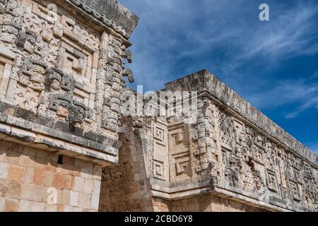 Der Palast der Gouverneure in den Ruinen der Maya-Stadt Uxmal in Yucatan, Mexiko. Prähispanische Stadt Uxmal - ein UNESCO-Weltkulturerbe. Stockfoto