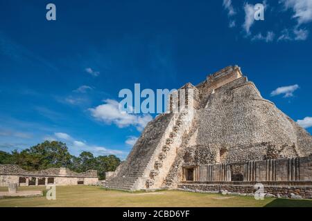 Die Westfassade der Pyramide des Magiers, auch bekannt als die Pyramide des Zwergs, blickt in das Viereck der Vögel. Es ist der höchste Struer Stockfoto