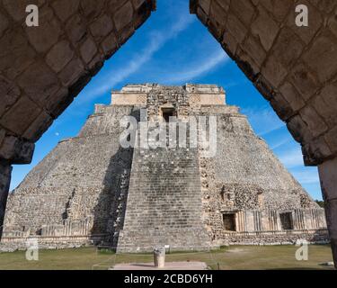 Die Westfassade der Pyramide des Magiers, auch bekannt als die Pyramide des Zwergs, blickt in das Viereck der Vögel. Es ist der höchste Struer Stockfoto