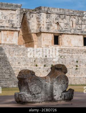 Der Thron des Jaguar vor dem Palast des Gouverneurs in den Ruinen der Maya-Stadt Uxmal in Yucatan, Mexiko. Prähispanische Stadt Uxma Stockfoto