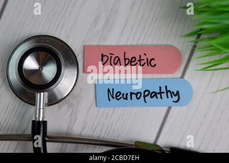 Text für diabetische Neuropathie auf Haftnotizen mit Schreibtisch. Healthcare/Medical Konzept Stockfoto