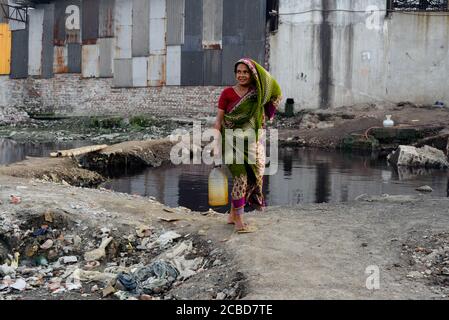 Dhaka, Bangladesch. August 2020. Eine Frau, die Trinkwasser in einem Industriegebiet sammelt.Dhaka kehrt nach einigen Monaten der anhaltenden Pandemie in sein normales Leben zurück. Kredit: SOPA Images Limited/Alamy Live Nachrichten Stockfoto