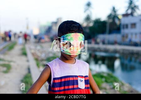 Dhaka, Bangladesch. August 2020. Ein Kind trägt eine ausgefallene Gesichtsmaske.Dhaka geht zurück zu seinem normalen Leben nach einigen Monaten der laufenden Pandemie. Kredit: SOPA Images Limited/Alamy Live Nachrichten Stockfoto