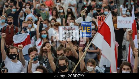 Krakau, Polen. August 2020. Während der Demonstration hielten Demonstranten Plakate und machten Gesten.Hunderte von in Krakau lebenden belarussischen Menschen und lokale Unterstützer versammelten sich zu einer Solidaritätskundgebung mit den andauernden belarussischen Protesten auf dem Krakauer Marktplatz vor dem Adam-Mickiewicz-Denkmal. Kredit: SOPA Images Limited/Alamy Live Nachrichten Stockfoto