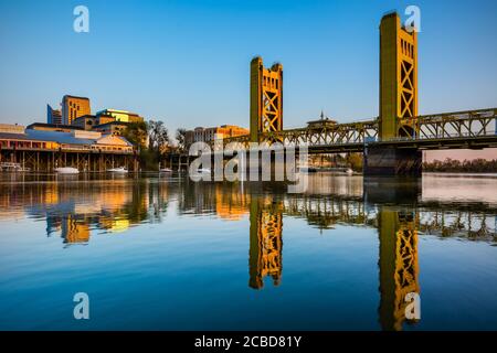 Tower Bridge in Sacramento bei Sonnenuntergang Stockfoto