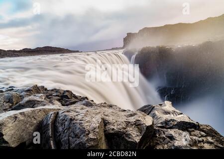 Langzeitaufnahme des Dettifoss Wasserfalls in Island Stockfoto