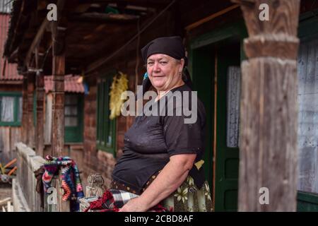 Maramures / Rumänien - 28. August 2019: Porträt einer lächelnden rumänischen Bauernfrau mit schwarzem Kopftuch Stockfoto