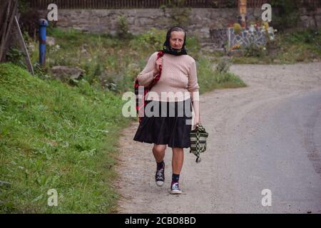 Maramures / Rumänien - 28. August 2019: Porträt einer lächelnden rumänischen Bauernfrau mit schwarzem Kopftuch Stockfoto