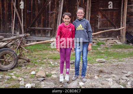 Maramures / Rumänien - 28. August 2019: Portrait von zwei rumänischen Freundinnen in ländlicher Umgebung Stockfoto