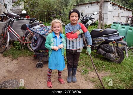 Maramures / Rumänien - 28. August 2019: Portrait von Bruder- und Schwesterkindern mit blonden Haaren im rumänischen Dorf Stockfoto