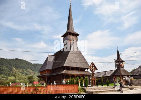 Maramures / Rumänien - 28. August 2019: Traditionelle, gut erhaltene historische christliche Holzkirche im ländlichen Raum Nordrumäniens Stockfoto