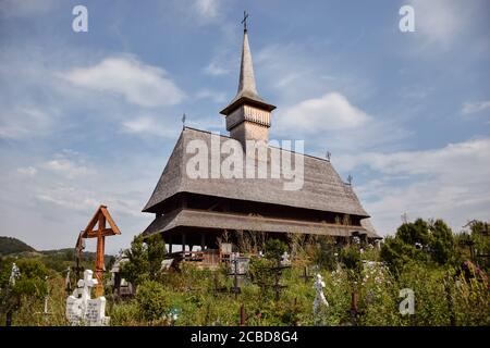 Maramures / Rumänien - 28. August 2019: Traditionelle, gut erhaltene historische christliche Holzkirche im ländlichen Raum Nordrumäniens Stockfoto