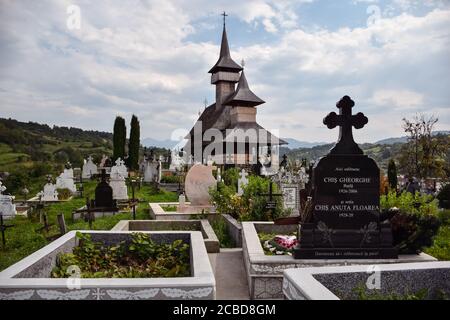 Maramures / Rumänien - 28. August 2019: Traditionelle, gut erhaltene historische christliche Holzkirche im ländlichen Raum Nordrumäniens Stockfoto