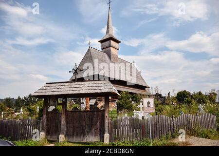 Maramures / Rumänien - 28. August 2019: Traditionelle, gut erhaltene historische christliche Holzkirche im ländlichen Raum Nordrumäniens Stockfoto