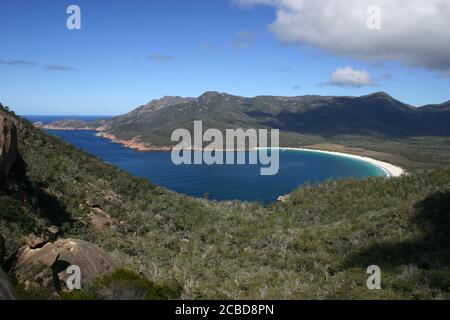 BLICK ÜBER DIE WINEGLASS BAY IM FREYCINET NATIONAL PARK, TASMANIEN, AUSTRALIEN. Stockfoto