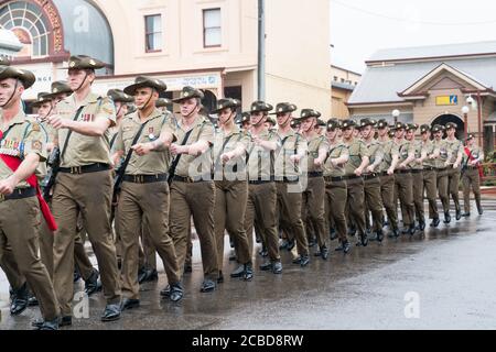 Charters Towers, Australien - 25. April 2019: Soldaten marschieren an einem nassen und regnerischen Anzac-Tag Stockfoto