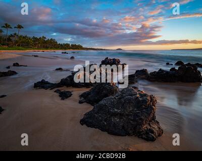 Keawakapu Beach auf Maui bei Sonnenuntergang. Stockfoto