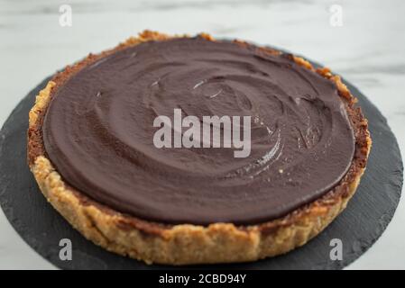 Süße hausgemachte Schokolade Holunderblüten Kuchen auf einem Tisch Stockfoto