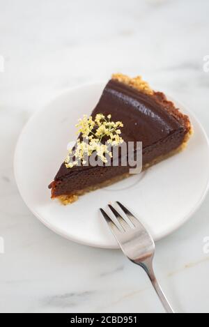 Süße hausgemachte Schokolade Holunderblüten Kuchen auf einem Tisch Stockfoto