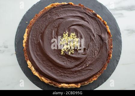 Süße hausgemachte Schokolade Holunderblüten Kuchen auf einem Tisch Stockfoto