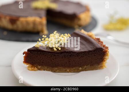 Süße hausgemachte Schokolade Holunderblüten Kuchen auf einem Tisch Stockfoto