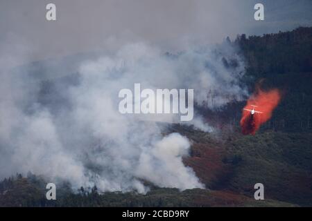 Glenwood Canyon, Colorado, USA. August 2020. Ein Lufttanker fällt feuerhemmend vor dem Grizzly Creek Fire. Kredit: Christopher Mullen Stockfoto