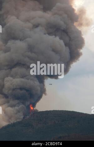 Glenwood Canyon Colorado, USA, 12. August 2020. Ein Hubschrauber mit Wassereimer fliegt neben dem Grizzly Creek Fire. Kredit Christopher Mullen Stockfoto