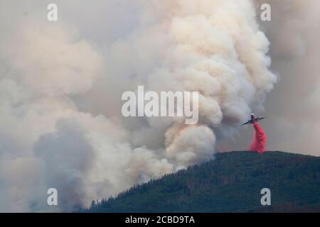 Glenwood Canyon, Colorado, USA. August 2020. Ein Lufttanker fällt feuerhemmend vor dem Grizzly Creek Fire. Kredit: Christopher Mullen Stockfoto