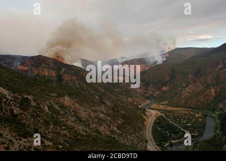 Glenwood Canyon, Colorado, USA. August 2020. Ein Lufttanker fällt feuerhemmend vor dem Grizzly Creek Fire. Kredit: Christopher Mullen Stockfoto