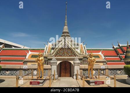 Thailändische goldene Riesen, Wat Phra Kaew, Wat Phra Si Rattana Satsadaram oder Tempel des Smaragd-Buddha, keine Menschen in der Zeit der Corona-Virus-Krankheit (COVID Stockfoto