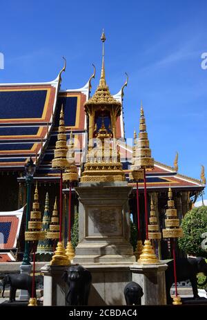 Phra Bussabok Teil des Wat Phra Kaew, überschwemmen Pavillons auf den Säulen enthalten das königliche Emblem aller König in BKK.Chedi ist ein würdig der Verehrung. Stockfoto