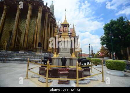 Phra Bussabok Teil des Wat Phra Kaew, überschwemmen Pavillons auf den Säulen enthalten das königliche Emblem aller König in BKK.Chedi ist ein würdig der Verehrung. Stockfoto