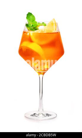 Glas aperol Spritz Cocktail isoliert auf weiß. Stockfoto