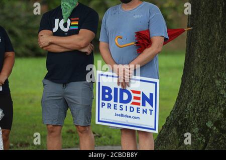 Wilmington, DE, USA. August 2020. Anhänger des demokratischen Präsidentschaftskandidaten und ehemaligen Vizepräsidenten JOE BIDEN und Senator KAMALA HARRIS (D-Calif.) versammeln sich vor der Alexis I. DuPont High School Mittwoch, 12. August 2020, in Greenville, DE. Präsidentschaftskandidat und ehemaliger Vizepräsident JOE BIDEN und Sen. Kamala D. Harris machten ihren ersten öffentlichen Auftritt, nachdem Biden Harris als seinen Vizepräsidenten-Laufkollegen nannte. Kredit: Saquan Stimpson/ZUMA Wire/Alamy Live Nachrichten Stockfoto