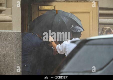 Wilmington, DE, USA. August 2020. Sen. KAMALA D. HARRIS (D-Calif.) wird vor den Elementen geschützt gesehen, als sie das Hotel du Pont verlässt, um sich mit dem demokratischen Präsidentschaftskandidaten und ehemaligen Vizepräsidenten JOE BIDEN auf der A.I DuPont High School am Mittwoch, 12. AUGUST 2020, in Wilmington, DE, zu treffen. Kredit: Saquan Stimpson/ZUMA Wire/Alamy Live Nachrichten Stockfoto