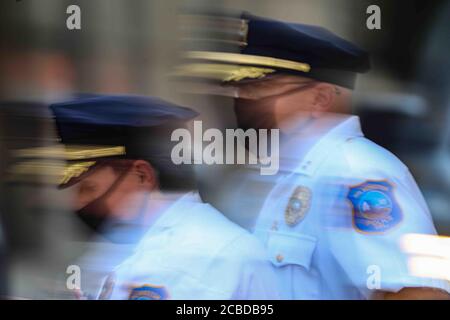 Wilmington, DE, USA. August 2020. Wilmington Polizei war vor Ort als Senator Kamala D. Harris (D-Calif.) betritt das Hotel du Pont Mittwoch, 12. AUGUST 2020, in Wilmington, DE.Präsidentschaftskandidat und ehemaliger Vizepräsident JOE BIDEN und Senator Kamala D. Harris machten ihren ersten öffentlichen Auftritt nach Biden Namen Harris als seine Vice President Running Mate. Kredit: Saquan Stimpson/ZUMA Wire/Alamy Live Nachrichten Stockfoto