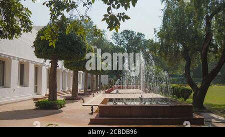 DELHI, INDIEN - 15. MÄRZ 2019: Brunnen und Gärten von gandhis Haus Stockfoto