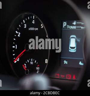 Tachometer im Fahrzeug auf dem Armaturenbrett bei Nacht Stockfoto