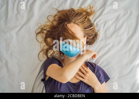 Extrem müde junge Frau auf dem Bett liegend, zu Hause allein. Selbstisolation zu Hause, Quarantäne aufgrund Pandemie COVID 19. Psychische Probleme in sich Stockfoto