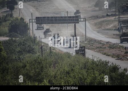 Idlib, Syrien. August 2020. Das russische Militär und das türkische Militär führten am 12. August 2020 ihre 24. Gemeinsame Patrouille auf der Autobahn M4 im Nordwesten Syriens im Großraum Idlib durch. Die gemeinsame Patrouille ging von der Stadt Tronba im Süden Idlib und erreichte die Stadt Ain Hawr im Norden Lattakia, die gesamte Strecke abgeschlossen. Während der Patrouille wurden keinerlei Vorfälle gemeldet. (Foto von Azalden Idlib/INA Photo Agency/Sipa USA) Quelle: SIPA USA/Alamy Live News Stockfoto