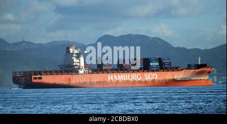 Containerschiff Hamburg Süd überquert den East Lamma Channel in Hong Kong. Stockfoto