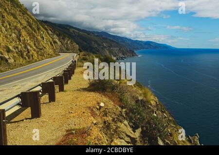 Wunder der Natur, malerisches Panorama der zentralen kalifornischen Küste, in der Nähe von Big Sur, mit kurviger Straße, lebendige Farbe der Berge-Küste inspirierende aussicht. Stockfoto