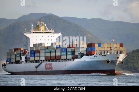 Ein OOCL-Containerschiff, das den East Lamma Channel in Hongkong überquert. Stockfoto