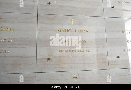 Culver City, California, USA 11. August 2020 EIN allgemeiner Blick auf die Atmosphäre des Grabes des Tenors/Schauspielers Mario Lanza im Mausoleum auf dem Holy Cross Cemetery am 11. August 2020 in Culver City, Kalifornien, USA. Foto von Barry King/Alamy Stockfoto Stockfoto