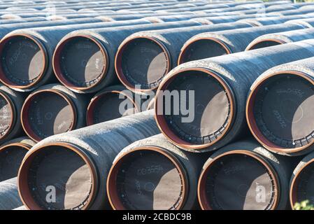 Sassnitz Mukran, Deutschland. August 2020. Die Rohre für die Nord Stream 2 Ostsee-Gaspipeline werden auf einem Gelände im Hafen von Mukran gelagert. Quelle: Stephan Schulz/dpa-Zentralbild/ZB/dpa/Alamy Live News Stockfoto