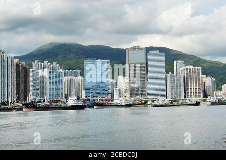 Skyline von Tsuen Wan aus Sicht von Tsing Yi in Hong KNG. Stockfoto