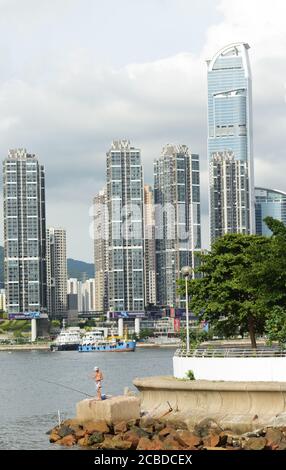 Skyline von Tsuen Wan aus Sicht von Tsing Yi in Hong KNG. Stockfoto