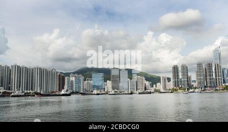 Skyline von Tsuen Wan aus Sicht von Tsing Yi in Hong KNG. Stockfoto